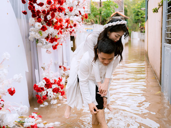 Chú rể dẫn 60 người lội nước sang ăn hỏi, cô dâu Hà Nội vỡ òa hạnh phúc