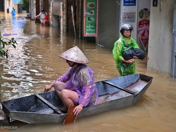 Lũ sông Hồng trên báo động 2, người dân ngoài đê hối hả chạy lụt