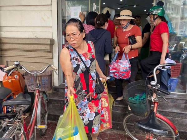 Người dân Hải Dương đổ xô mua xăng, gạo tích trữ vì cú lừa 'vỡ đê' trên Facebook