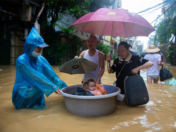 Đưa trẻ nhỏ, người già ở ven đê Hà Nội chạy lụt, nhiều người về quê tránh lũ