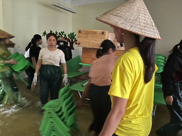 Nhiều trường học Hà Nội chuyển sang dạy học trực tuyến vì bão lụt