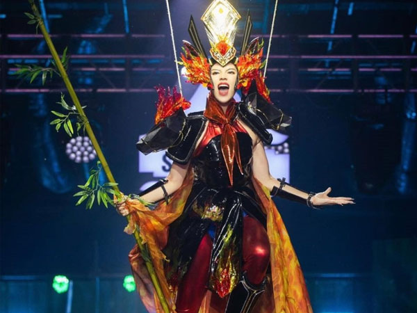 Hoa hậu Kỳ Duyên đu dây 'hóa' Thánh Gióng ở Miss Universe Vietnam