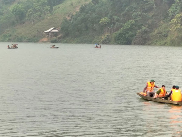 Vĩnh Phúc: Mẹ chèo thuyền bị lật, con gái tử vong, con trai mất tích