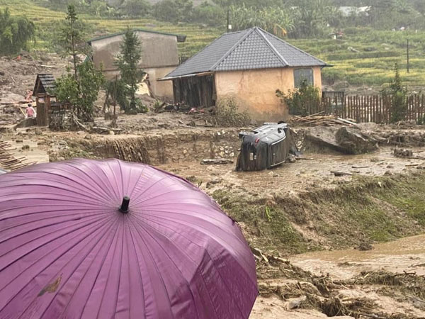 Tâm sự xé lòng của người mẹ Lào Cai nhìn con gái 4 tháng tuổi bị vùi lấp ngay trước mắt: Mẹ xin lỗi…