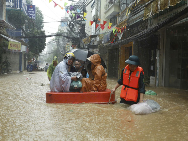 Hà Nội: Nước dâng cao cả mét, người dân dùng thuyền dọn đồ 'chạy lũ'