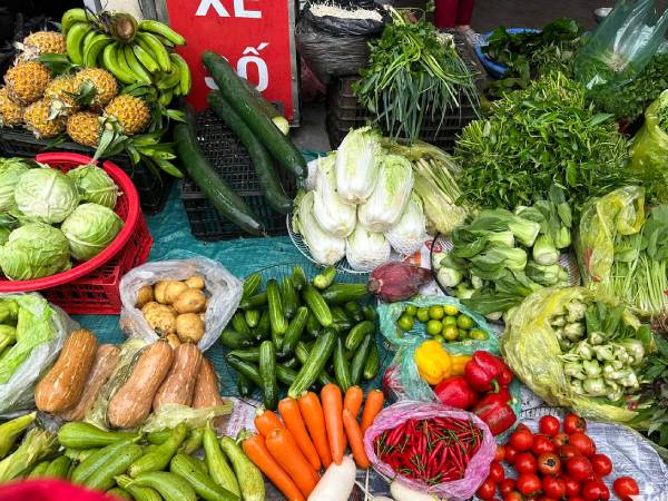 Chợ Hà Nội: Mùi tàu và hành lá đắt ngang thịt lợn, giá rau xanh tăng gấp 2-3 lần