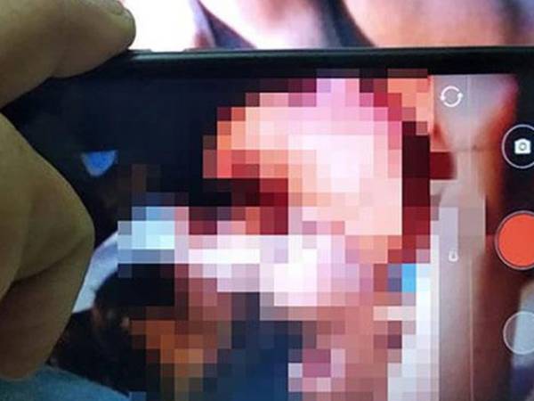 Mỗi lần ân ái với bạn gái lại quay clip 'nóng' rồi tống tiền