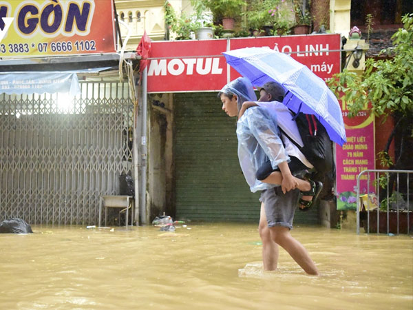 Lũ lên nhanh, trẻ em ven sông Hồng ở Hà Nội vất vả lội nước đến trường
