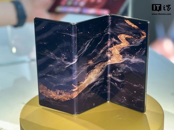 Cận cảnh Huawei Mate XT: Màn hình gập ba tới 10.2 inch, mỏng chỉ 3.6mm - Đây đích thực là 'trùm cuối' của điện thoại gập