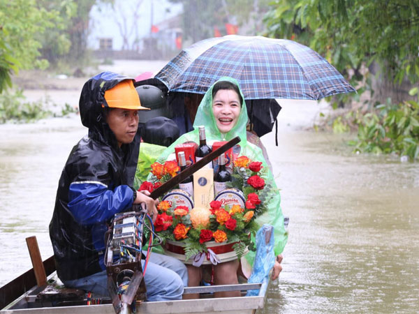 Đám cưới đặc biệt tại 'rốn lũ' Hà Nội, cô dâu mặc trang phục 'xuề xoà' về nhà chồng nhưng chẳng ai chê trách