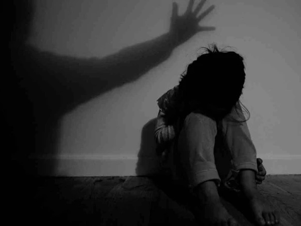 Người đàn ông dâm ô bé gái 8 tuổi, chỉ dừng lại khi nghe tiếng của con trai