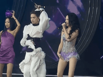 Cam thường soi màn trình diễn của Hương Giang và Pháp Kiều