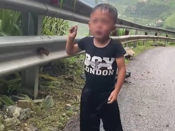 Sự thật phía sau bức ảnh em bé vùng cao khóc nức nở khi 'mẹ bị lũ cuốn' khiến hàng chục nghìn người nhói lòng