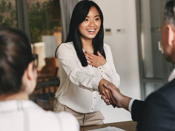 Nhà tuyển dụng hỏi: 'Sếp và bạn học cùng mượn xe, bạn sẽ cho ai mượn?', người EQ cao trả lời khôn ngoan, ghi điểm tuyệt đối, được nhận ngay!