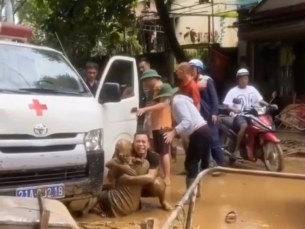 Người phụ nữ may mắn sống sót dù bị xe cứu thương kéo lê hơn 100 mét