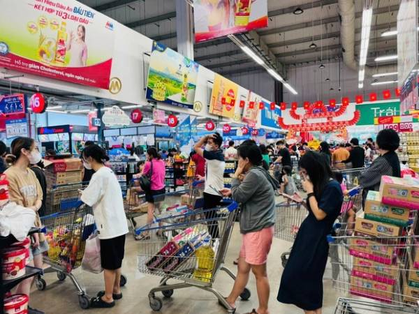 Mì tôm, đèn pin, cồn khô… sốt hàng ở Hà Nội và miền Bắc
