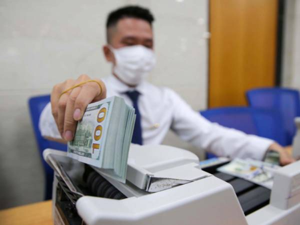 Tỉ giá hạ nhiệt, lãi suất 'dễ thở'