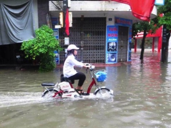 Xe máy điện kháng nước IP67 có nên lội qua nước ngập không?