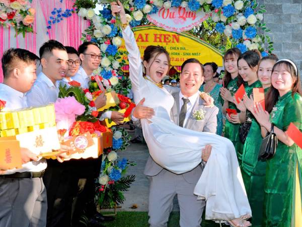 Cô gái Long An lấy chồng hơn 13 tuổi: Cứ giận lại đổi cách xưng hô