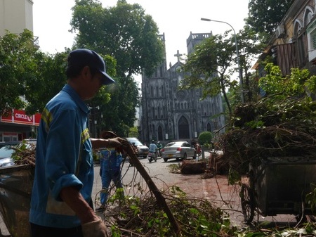 Hà Nội căng mình dọn dẹp cây xanh gãy đổ, nhanh chóng trả lại thành phố 'xinh đẹp' sau bão số 3