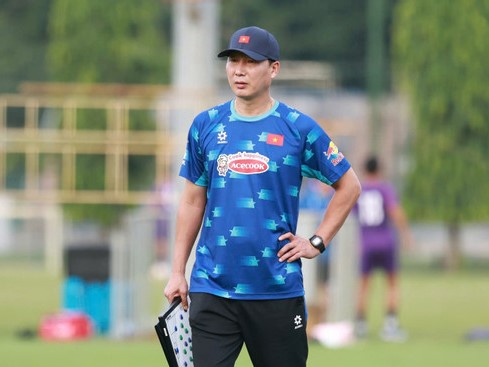 V-League khởi tranh và điều ước của ông Kim Sang Sik