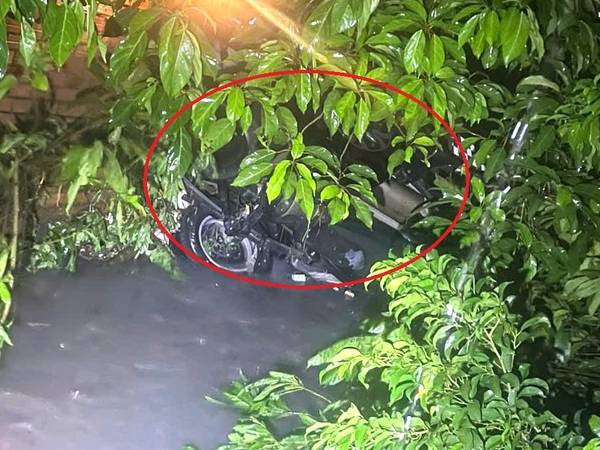 Mưa lớn cuốn trôi ô tô bán tải đang chạy trên đường, nữ tài xế tử vong