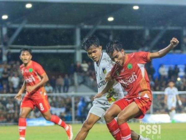 Cầu thủ Indonesia đánh trọng tài phải nhập viện trong trận đấu 'điên rồ'
