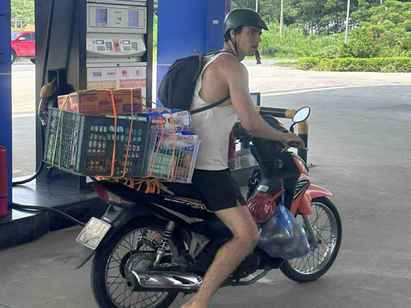 Đã tìm ra danh tính 'anh Tây' một mình đi xe máy đến Tuyên Quang hỗ trợ bà con vùng lũ