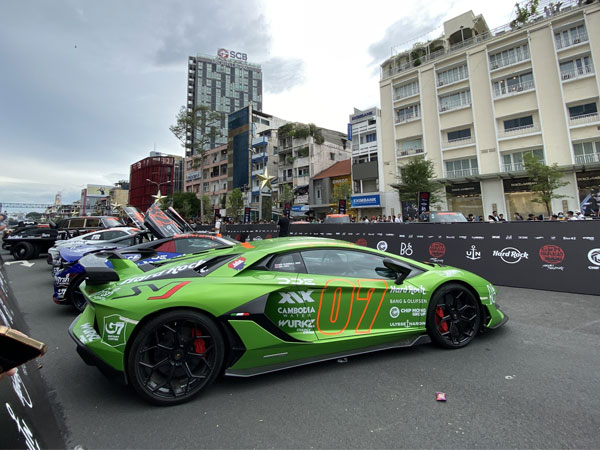 Loạt siêu xe triệu USD đẳng cấp lần đầu đến Việt Nam trong Gumball 3000 thu hút hàng ngàn người tham gia