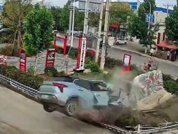 Clip: Ô tô điện bốc cháy sau va chạm, 3 người thoát chết