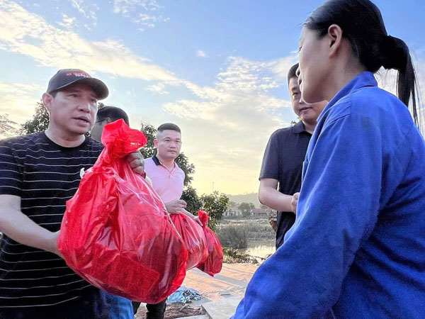 Quang Thắng tới Lào Cai ủng hộ đồng bào, NSND Tự Long lội nước phát quà Trung thu