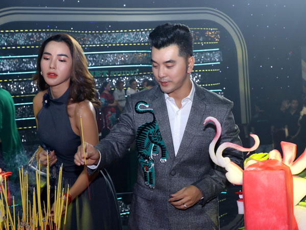 Ca sĩ Ưng Hoàng Phúc đi giỗ Tổ sân khấu sau ồn ào cứu trợ ở Hà Nội
