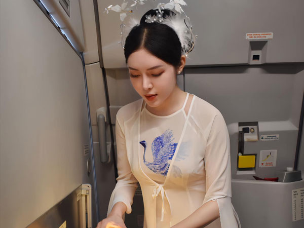 Chị Hằng thị phi nhất Việt Nam: Nổi tiếng sau 1 đêm, từng stress đến mất ngủ vì tin đồn nhạy cảm