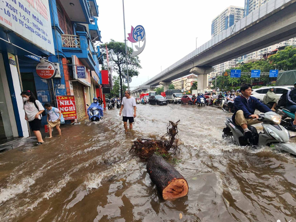 Nhiều tuyến phố Hà Nội ngập sâu sau trận mưa lớn sáng nay