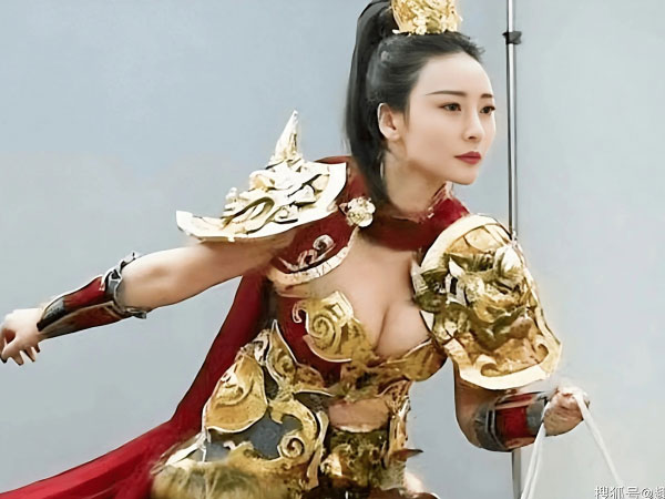 Xuất hiện Na Tra ăn mặc hở hang nhất màn ảnh, netizen phẫn nộ 'đừng làm ô uế hình ảnh chiến thần'