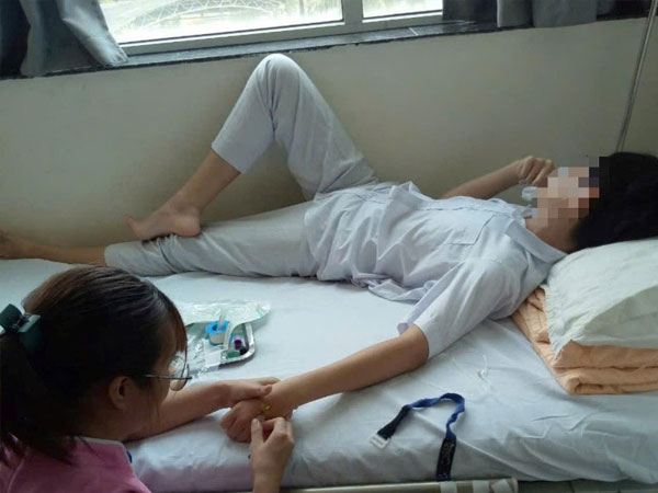 Hàng loạt học sinh bị ngộ độc nghi uống trà sữa