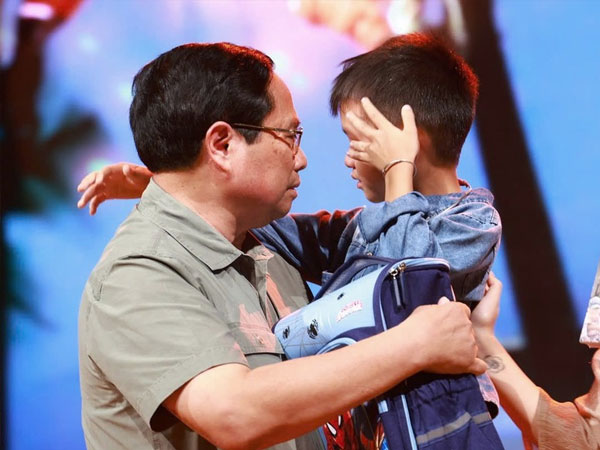 Bé trai mất bố và em gái trong lũ dữ, khóc nức nở khi được Thủ tướng bế: 'Lớn lên con muốn làm cảnh sát'