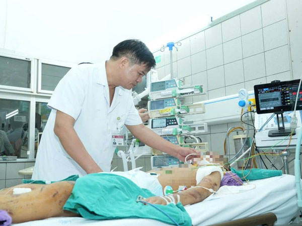 Bé gái trong vụ lũ quét Làng Nủ: Dịch phổi đục ngầu, đầy bùn cát