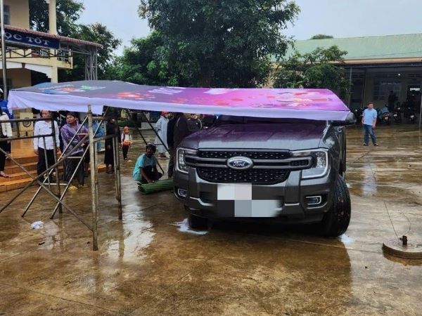 Tạm giữ hình sự phụ huynh tông chết học sinh lớp 2 trong sân trường