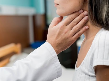 Ung thư tuyến giáp ngày càng trẻ hoá: Bác sĩ chỉ ra những dấu hiệu cần khám ngay nếu không muốn hối hận!