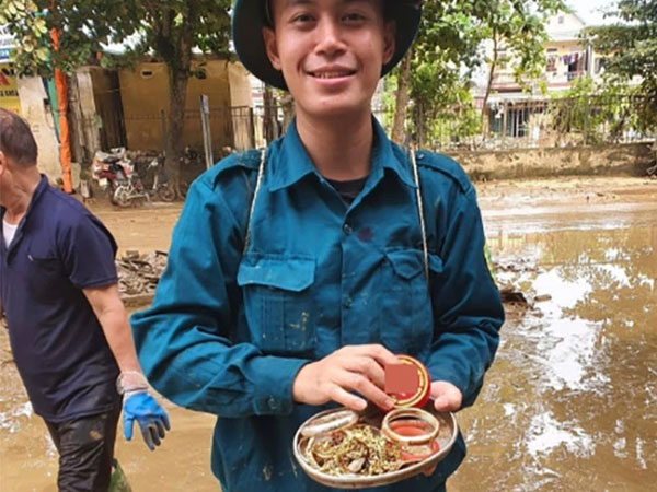 Thanh niên nhặt được hộp 'toàn vàng' khi đi hỗ trợ lũ ở Yên Bái, đem trả thì chủ nhà nói câu bất ngờ
