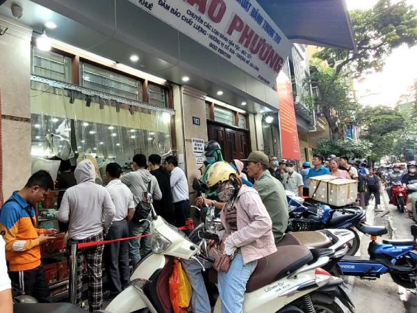Khách đợi cả tiếng, xếp hàng dài mua bánh trung thu