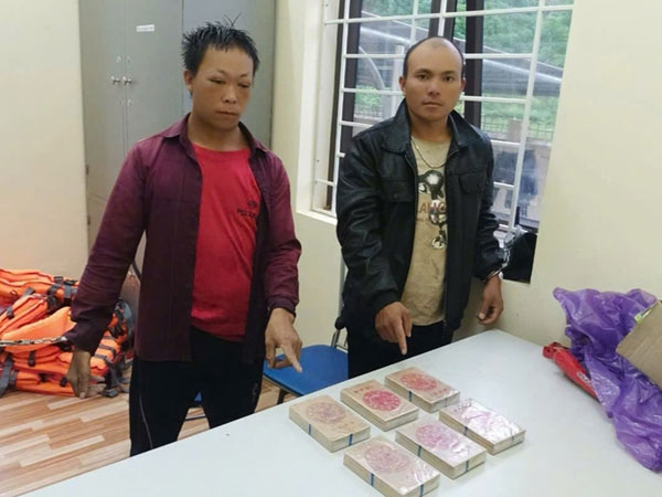 Từ hành vi mờ ám của 2 thanh niên, phát hiện chân tướng đối tượng mua bán 6 bánh heroin