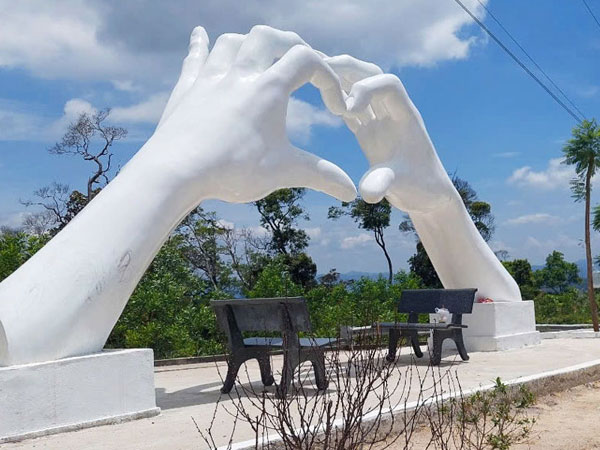 Kiểm điểm xã đặc biệt khó khăn chi gần nửa tỉ đồng xây biểu tượng 2 cánh tay