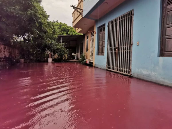 Hà Nội: Công an vào cuộc vụ nguồn thải 'nhuộm đỏ' khu dân cư