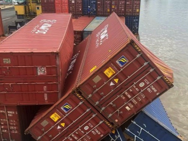 Rắc rối vụ hơn 40 ô tô bị rơi xuống biển, mất tích