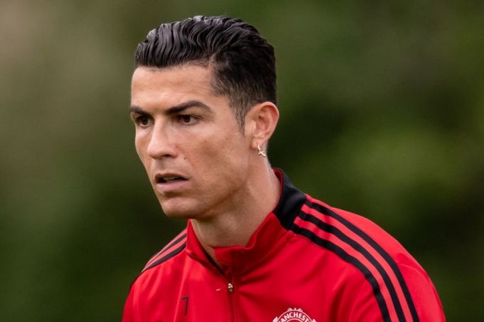 Tiết lộ: Cristiano Ronaldo và Erik Ten Hag hục hặc vì... đôi khuyên tai trị giá 32 triệu đồng