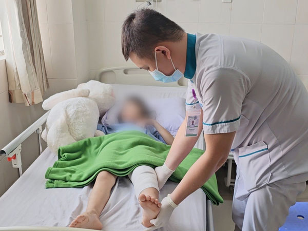Xem điện thoại khi đi thang máy, bé gái bị kẹt gãy chân