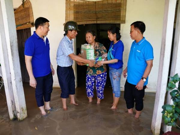 Vinamilk hỗ trợ sữa, nước và nhiều quà tặng cho người dân vùng ngập lụt ngoại thành Hà Nội