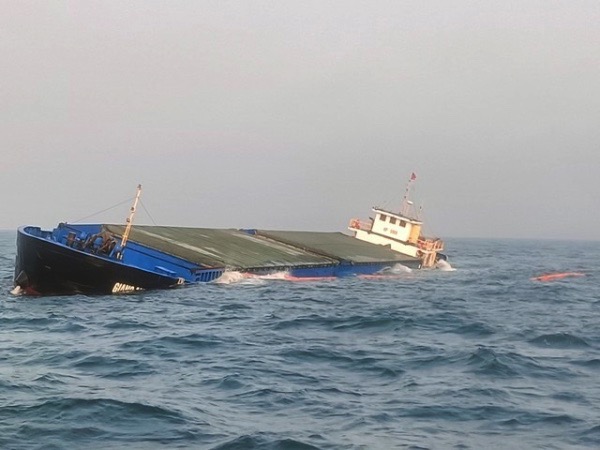 NÓNG: Tàu hàng với 8 thuyền viên chìm trên biển Quảng Nam